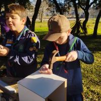 Aprender fazendo, novas habilidades e cuidados sao desenvolvidos. 