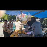 anggota tim sedang melakukan penggalangan dana 