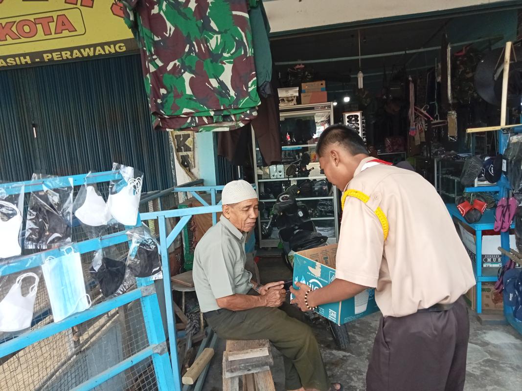 anggota tim sedang melakukan penggalangan dana di perumahan untuk membantu warga yang terkena dampak letusan gunung berapi 