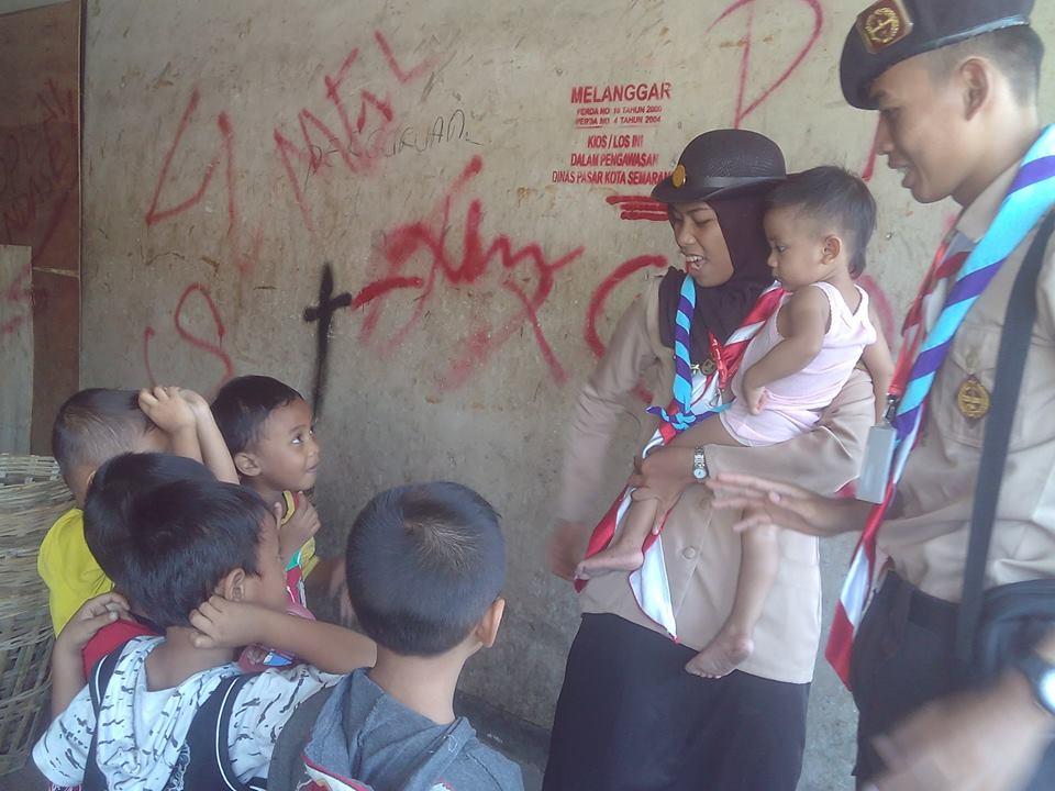 Bermain bersama anak jalanan