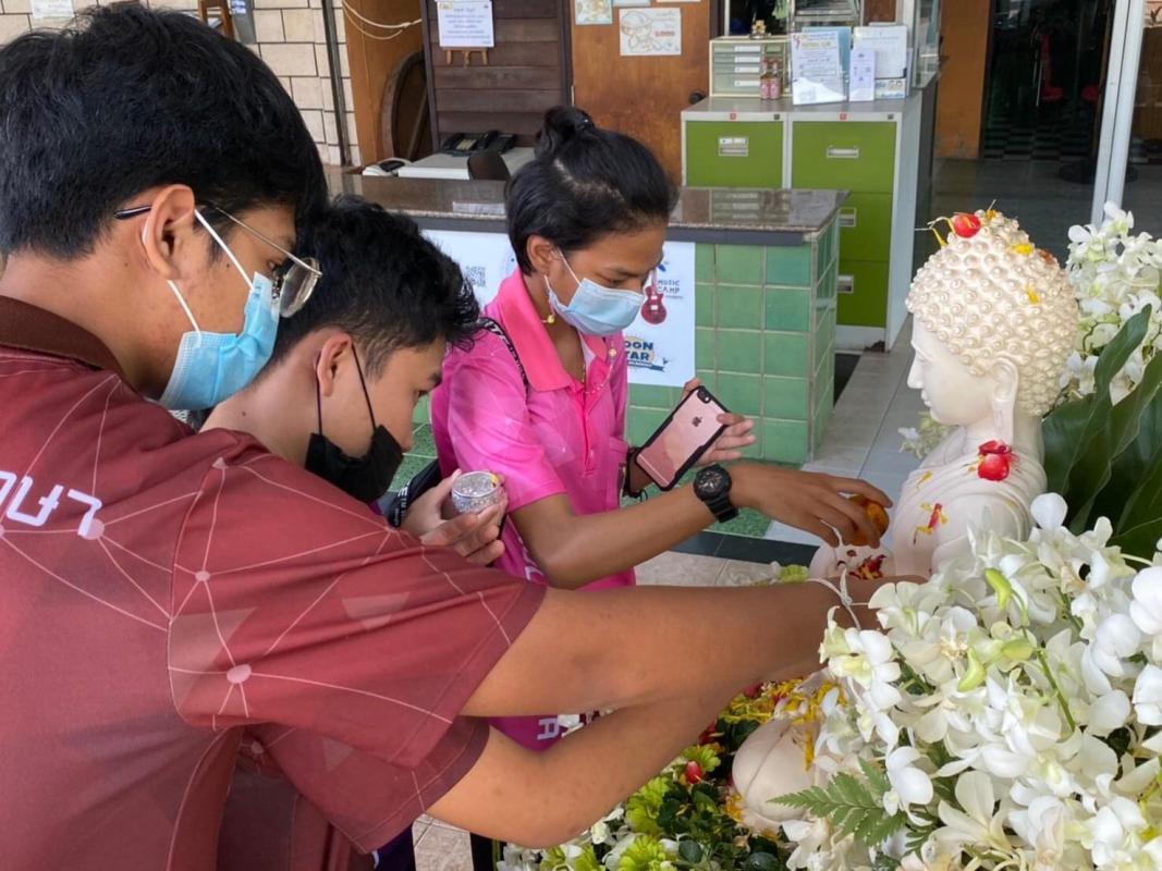 สรงน้ำพระ