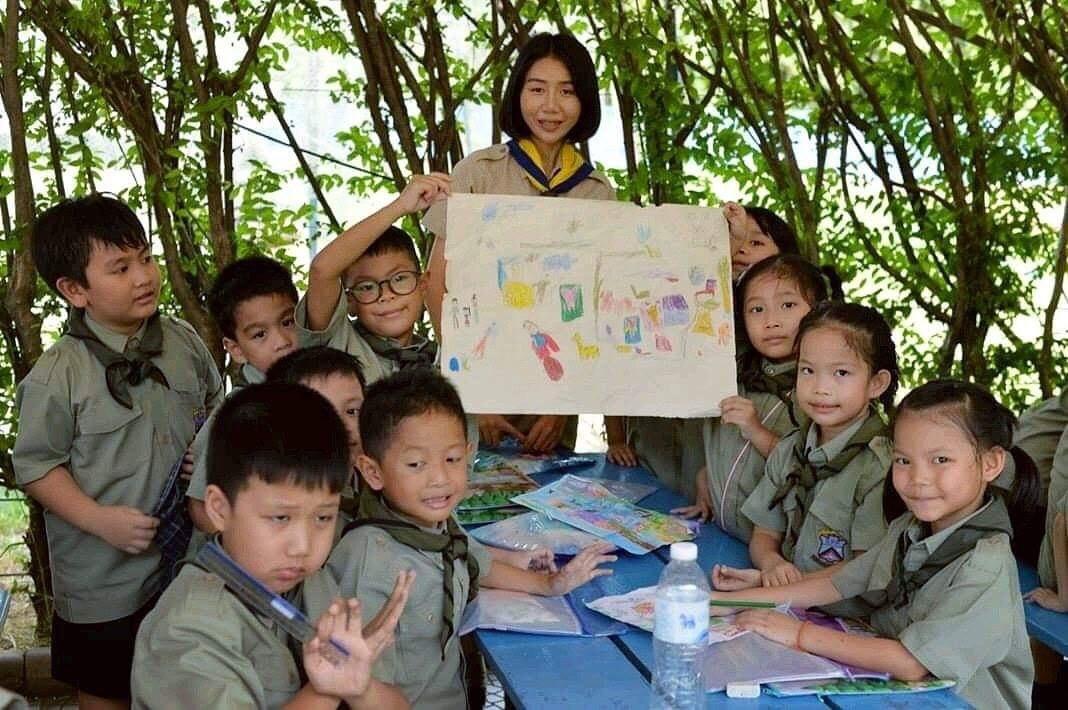 ลูกเสือระดมความคิดในการวางแผนค่าย stem