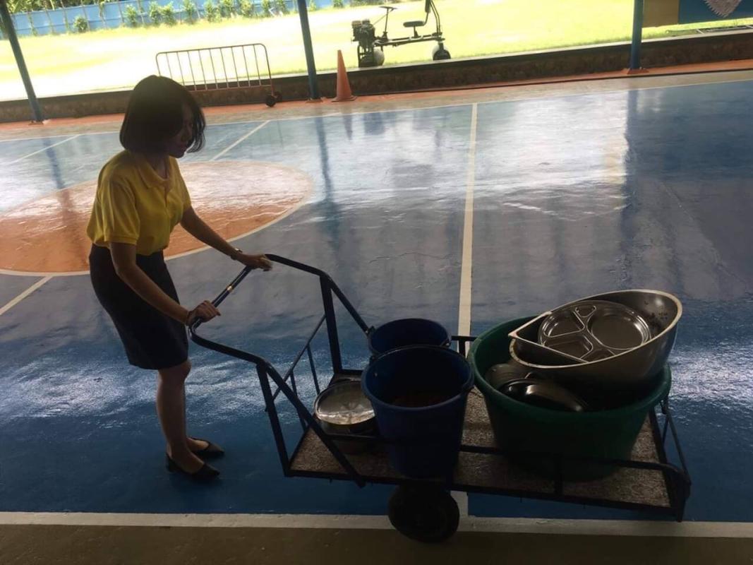 จิตอาสาช่วยแม่บ้านย้ายเครื่องครัว