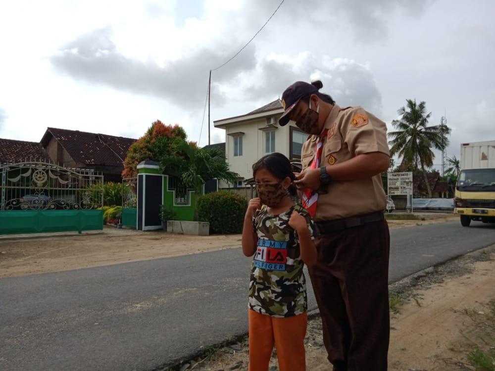 Remind to Keep Healthy, Scouts in Rumbia Give Masks for Locals During Baden Powell Day Commemoration