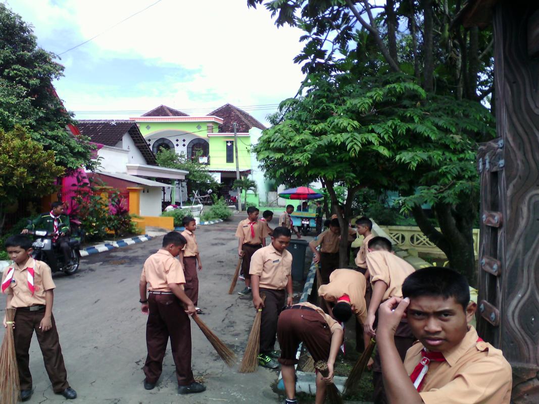 Pramuka Daarul Ukhuwwah Malang Peduli Lingkungan