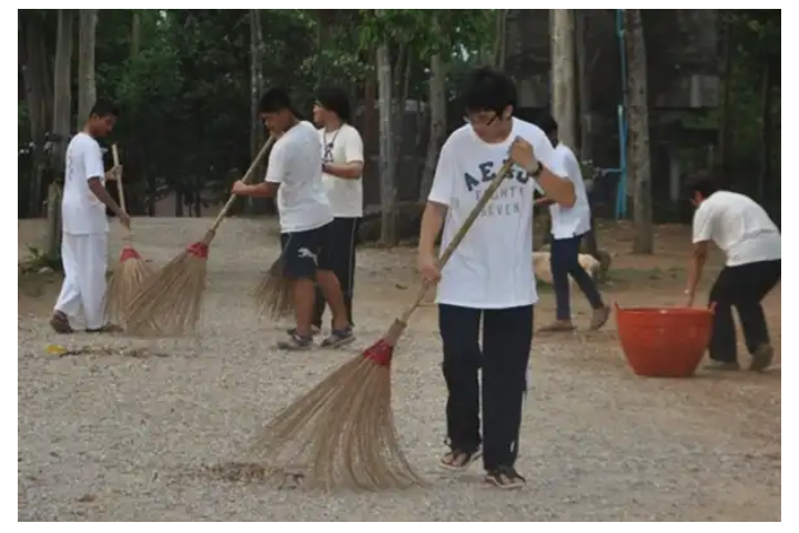 ทำความสะอาดลานวัด