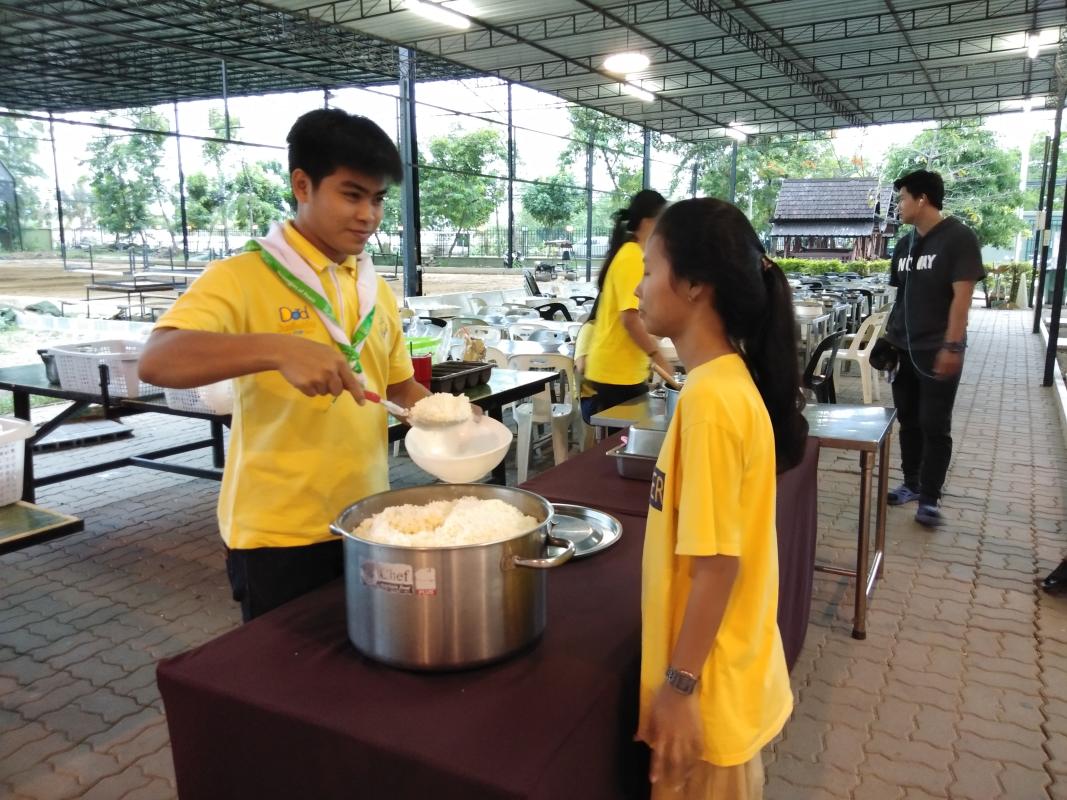 จิตอาสาช่วยตักข้าวให้นักเรียน