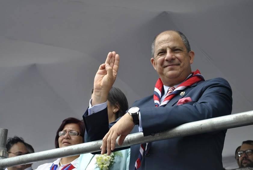 Presidente de Costa Rica porta con orgullo la pañoleta nacional de Guías y Scouts