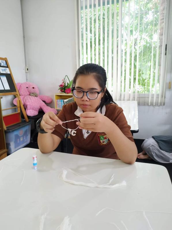 ช่วยทำสายสิญจน์ผูกข้อมือในพิธีครู