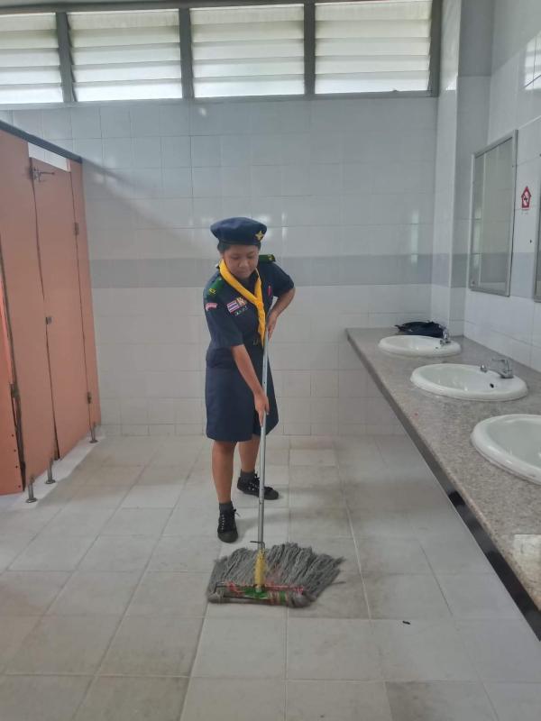 จิตอาสาถูพื้นในห้องน้ำ