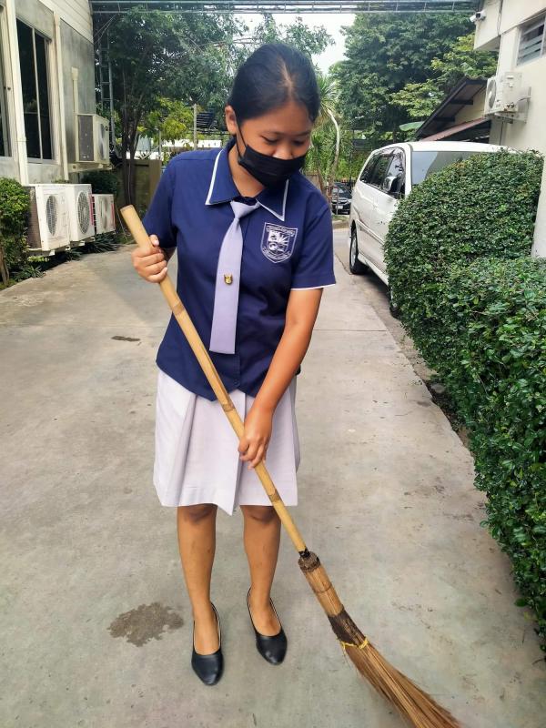 ช่วยกวาดเศษใบไม้