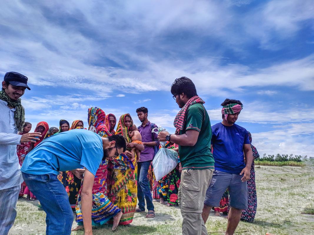 বন্যার্তদের ত্রাণ বিতরণ কার্যক্রমে অংশগ্রহণ