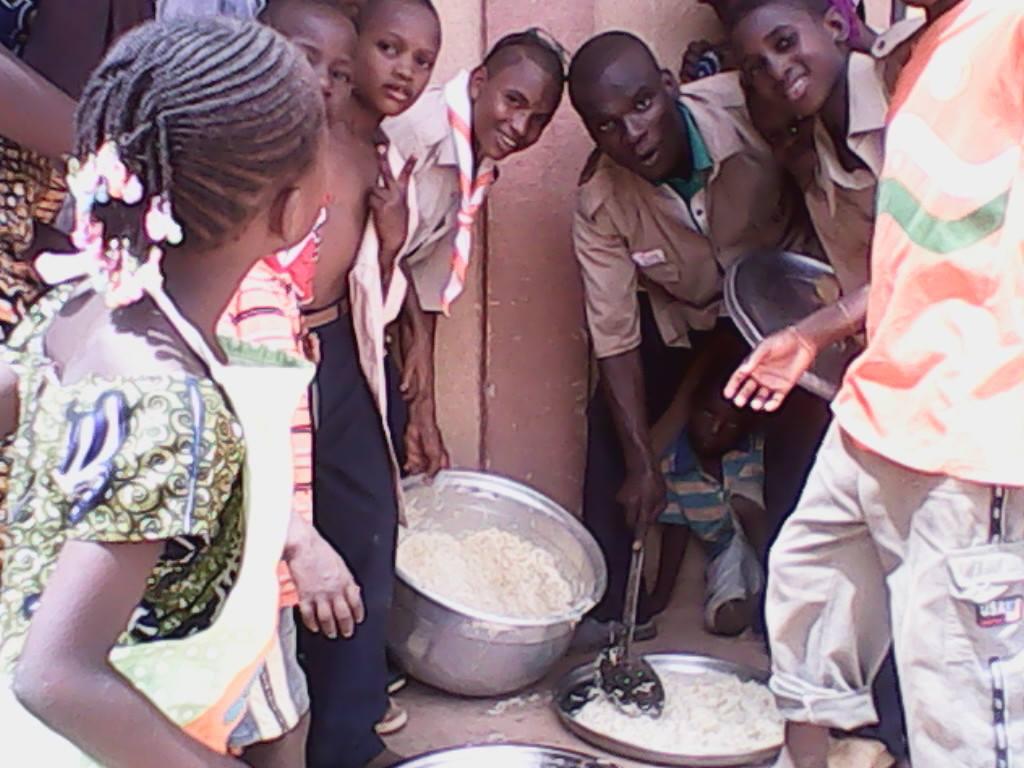 Activité de cuisine des scouts du groupe Kaocen du Niger