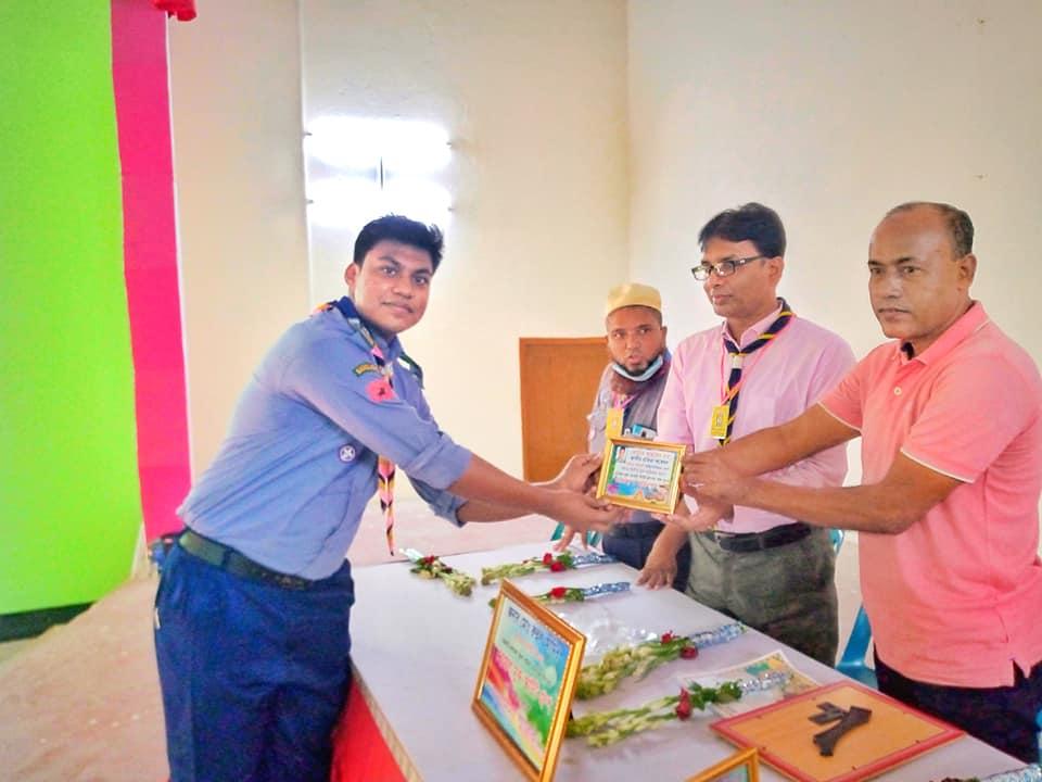 "কবিতা আবৃত্তি" প্রতিযোগিতায় জেলা পর্যায়ে দ্বিতীয় স্থান অধিকার করাই আমাকে দোয়েল মুক্ত স্কাউট গ্রুপ এর পক্ষ থেকে শুভেচ্ছা উপহার 