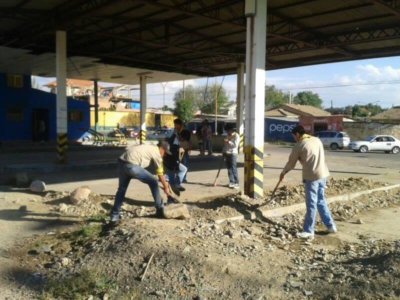 SCOUTS PONIENDO ORDEN Y LIMPIEZA EN LA ZONA DEL PARQUE EXCOMBATIENTES