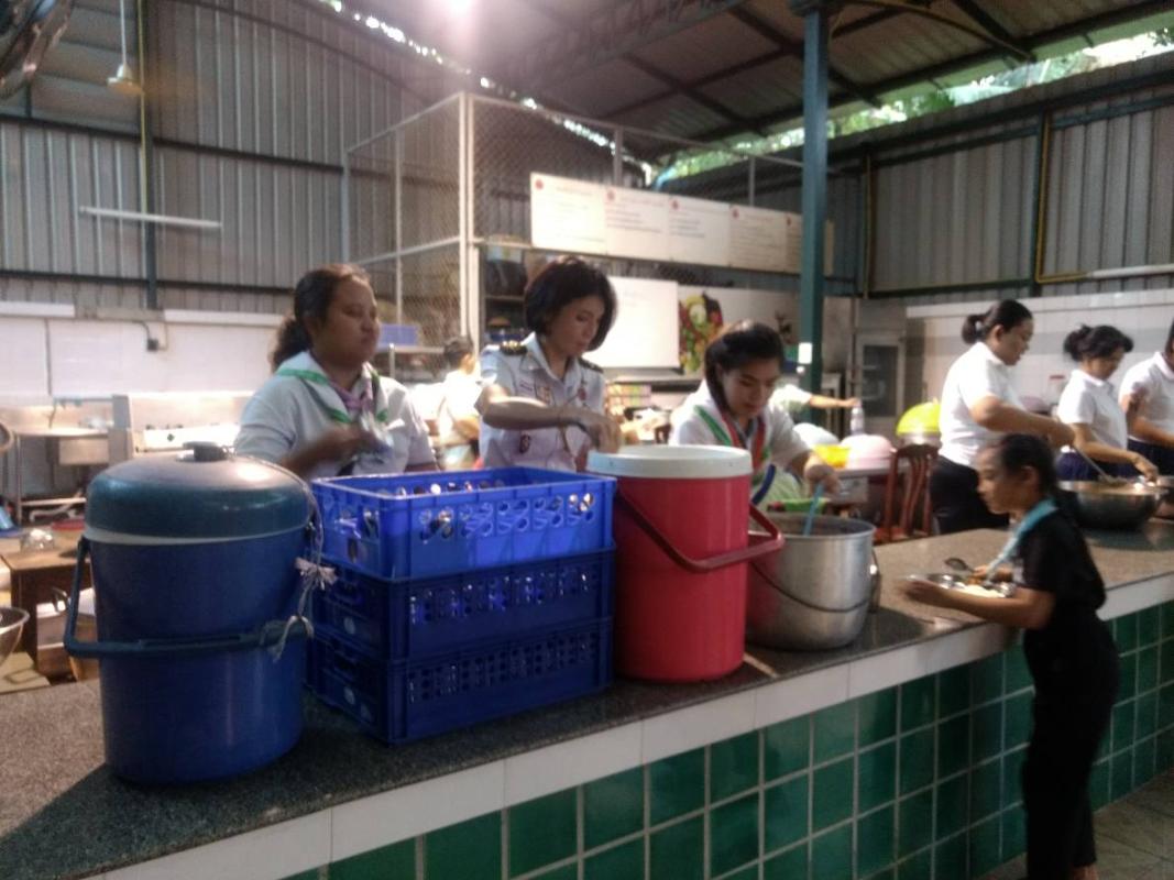 บริการอาหารให้ลูกเสือสำรอง