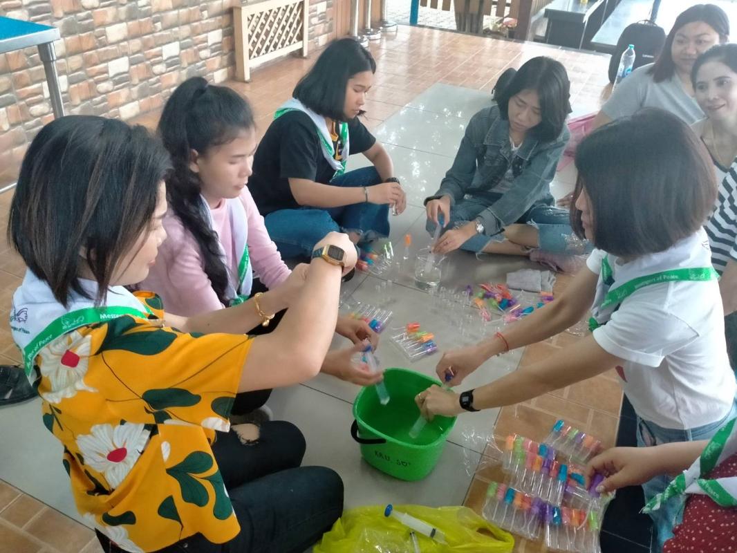 จิตอาสาทำน้ำยาฆ่าเชื้อแจก นักเรียนและผู้ปกครอ