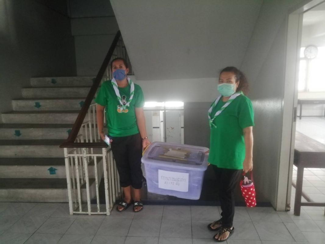 จิตอาสาขนกล่องเอกสารไปเก็บบนชั้น5