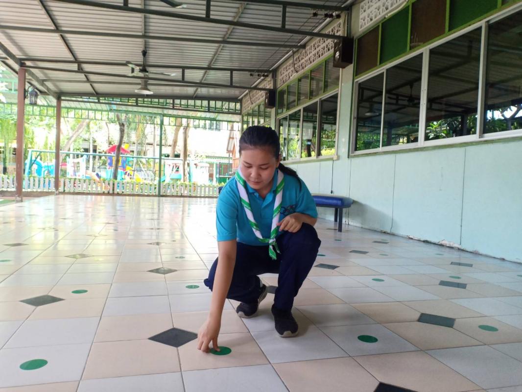 ติดสติ๊กเกอร์เพื่อให้นักเรียนเว้นระยะห่าง