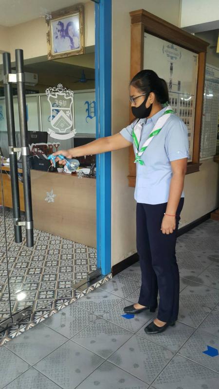 ทำความสะอาดฆ่าเชื้อห้องธุรการโรงเรียน