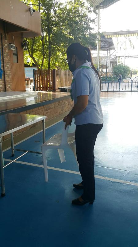 จิตอาสาเก็บโต๊ะ-เก้าอี้ของโรงเรียน