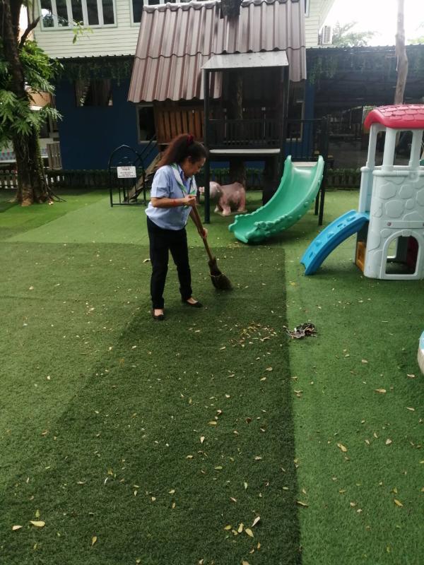 จิตอาสากวาดสนาม