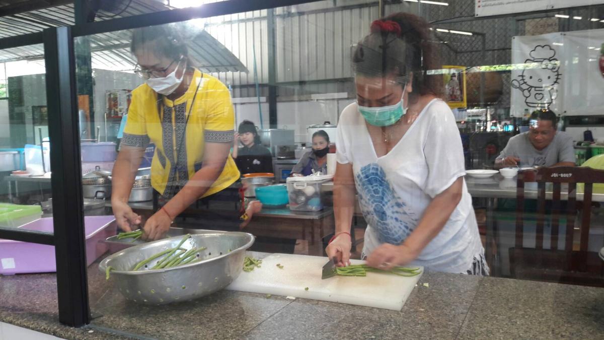 ช่วยเตรียมอาหารทำบุญโรงเรียน