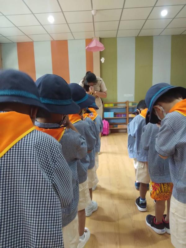 ฝึกการไหว้ทำความเคารพผู้ใหญ่