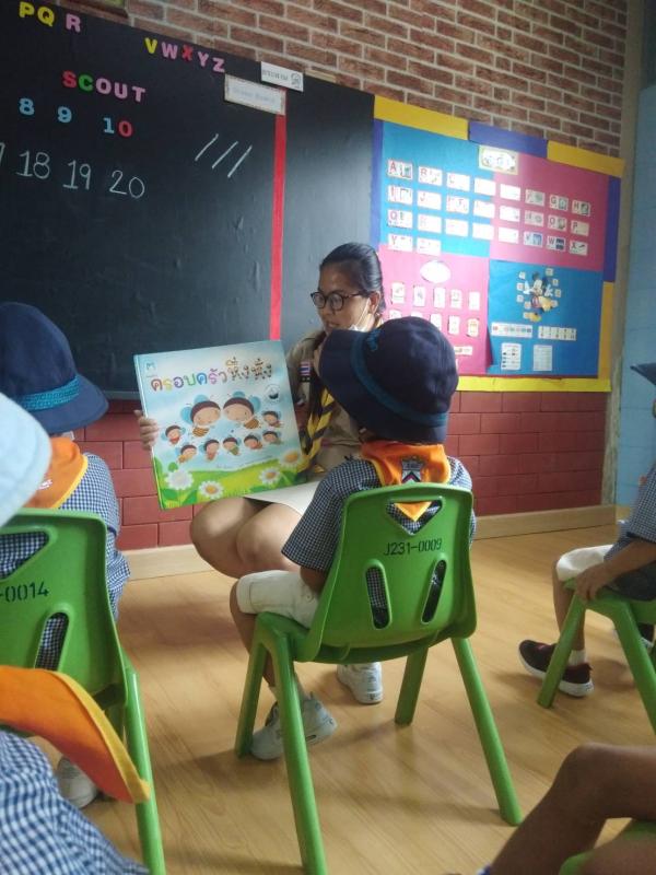 จิตอาสาเล่านิทานให้นักเรียนฟัง
