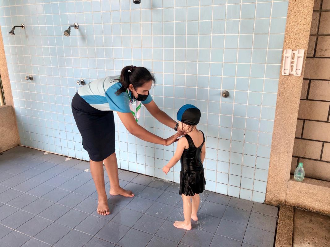 อาบน้ำทำความสะอาดร่างกายหลังว่ายน้ำเสร็จ