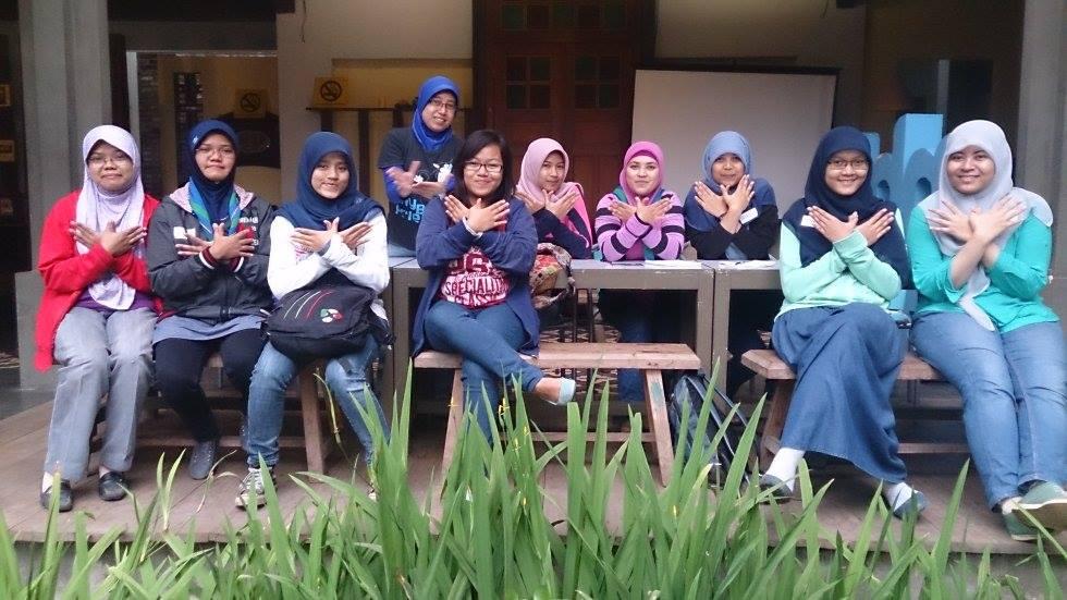 Bandung's PRABUHI Team run Writing Class for Non Scout Teens