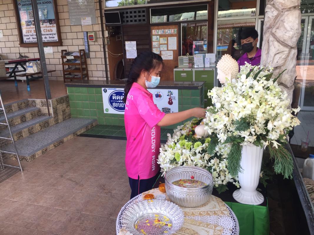 รดนํ้าพระวันสงกรานต์