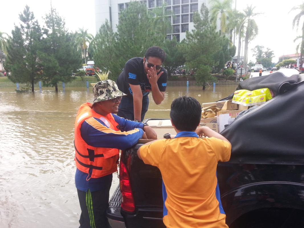 misi bantuan banjir ke temerloh oleh ex-oscar rovers