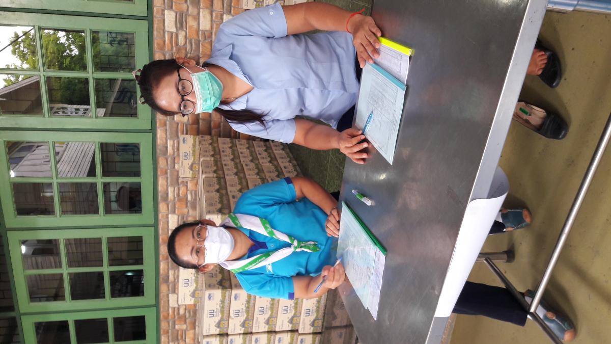 ส่งมอบนมโรงเรียนให้นักเรียน