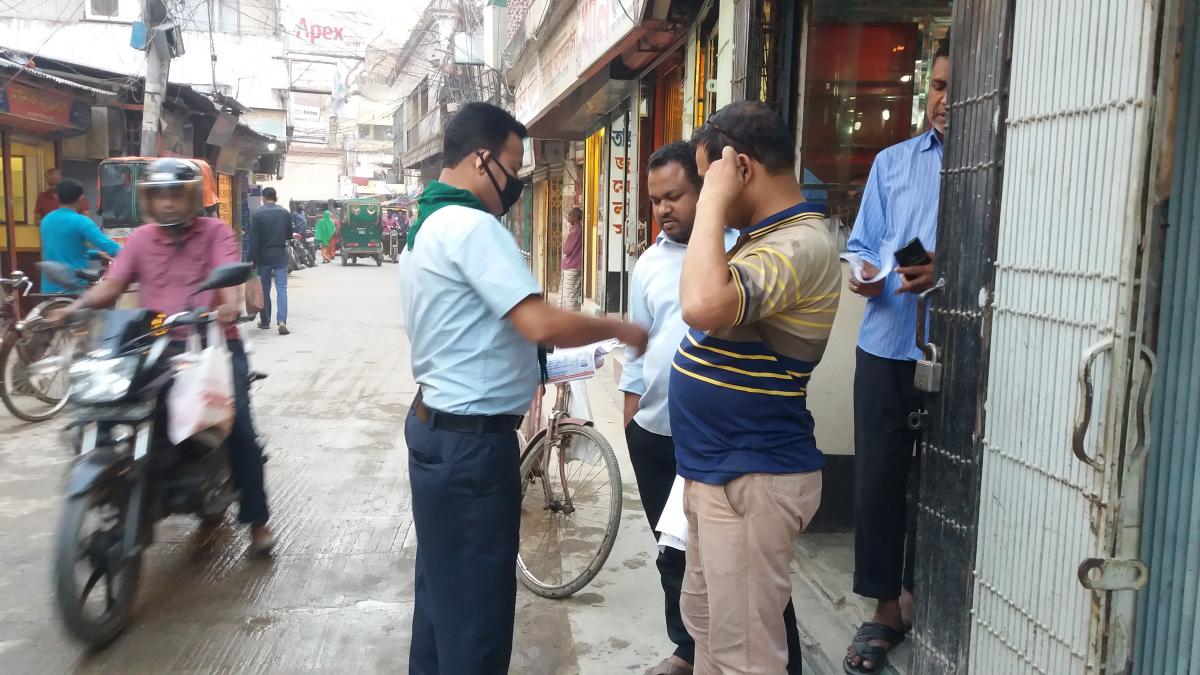 করোনায় লিফলেট বিতরণ