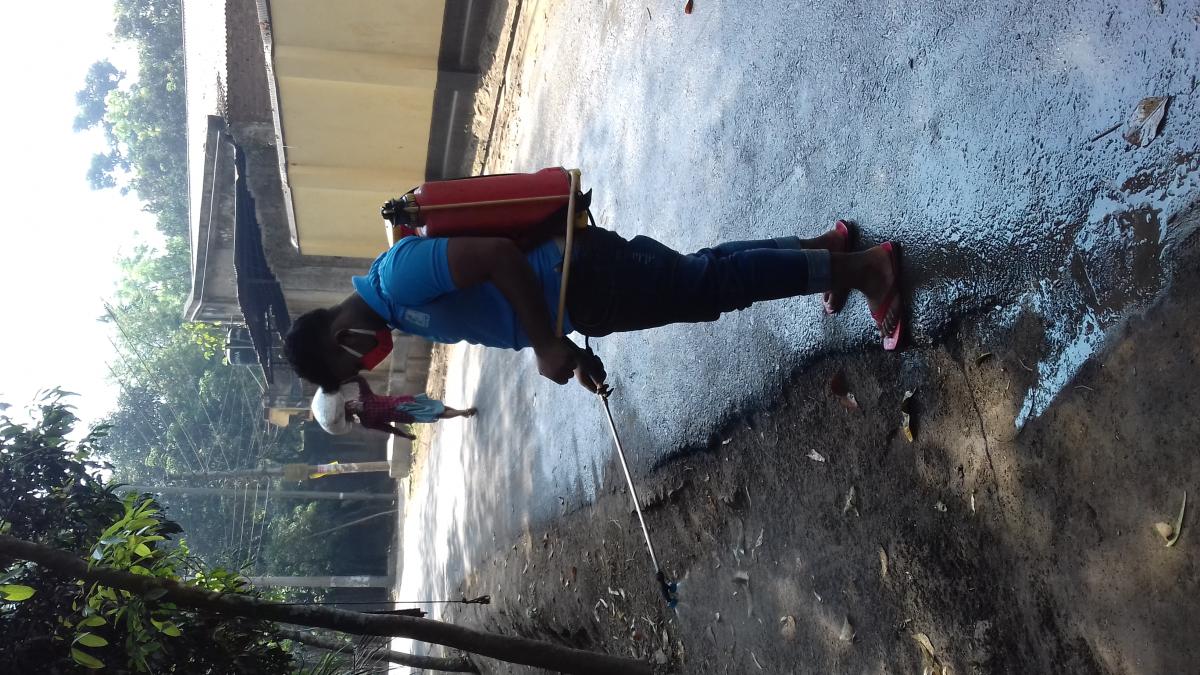 করোনা ভাইরাস প্রতিরোধে জীবাণু নাশক স্প্রে করা 