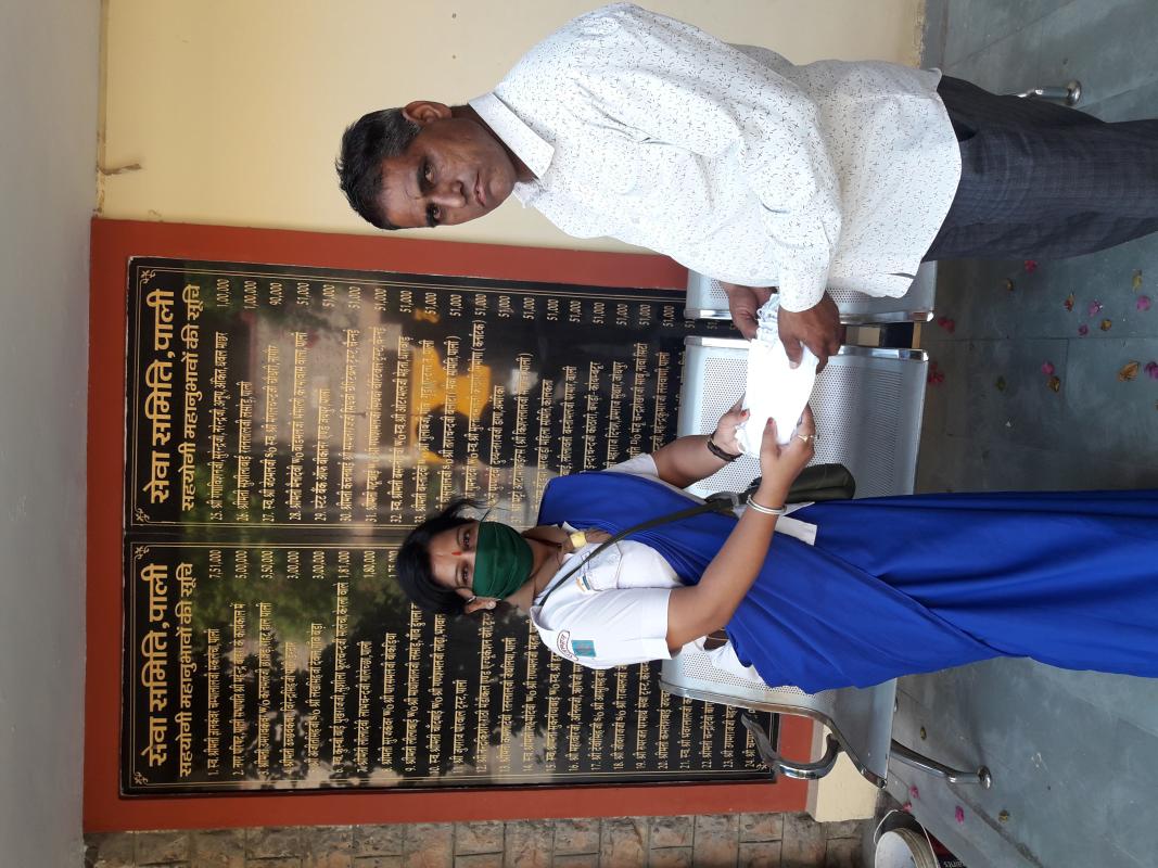  वृद्ध आश्रम सेवा समिति पाली में मास्क व फल वितरण करते हुए यूनिट लीडर सुमन चारण