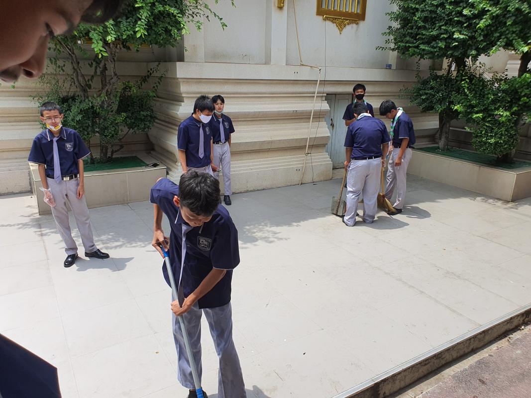 ทำความสะอาดลานวัดหนองแขม