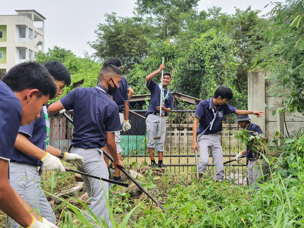 ทำความสะอาดทางเดินไปศาล