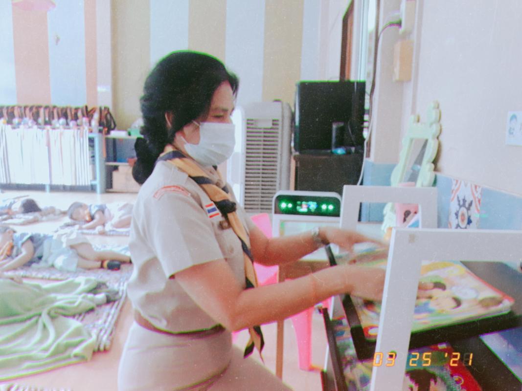 จัดเรียงหนังสือนิทานให้เรียบร้อย