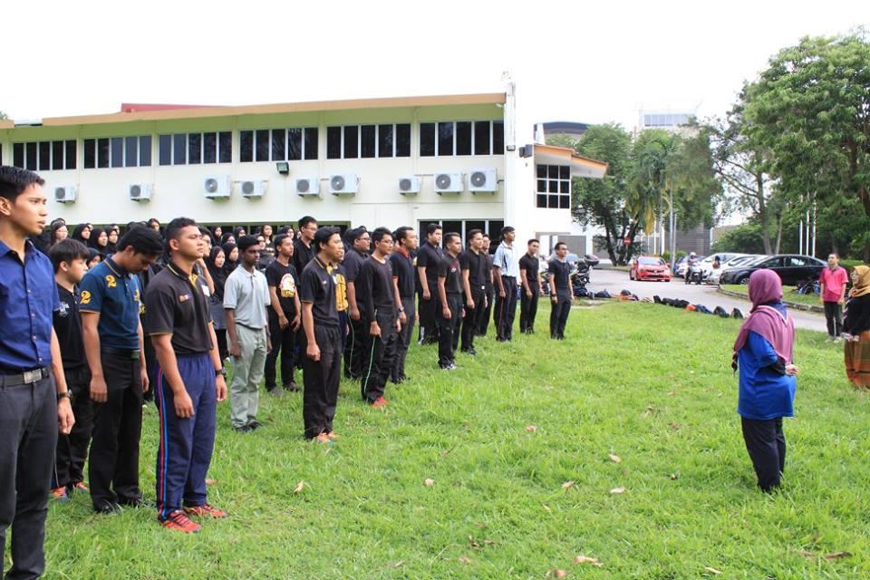 LADAM KUDA, ISTIADAT MENAIKKAN DAN MENURUNKAN BENDERA