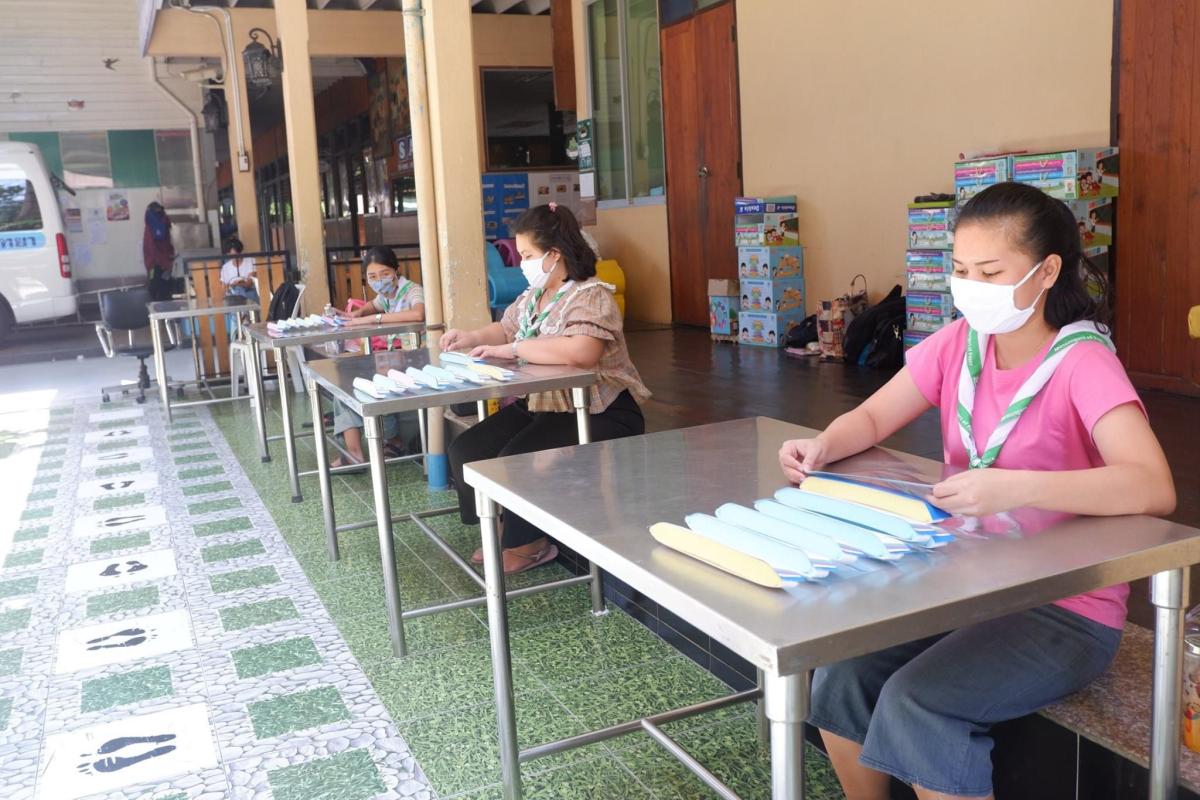 คุณครูร่วมกันผลิต Face shield เพื่อไปบริจาคให้กับบุคลากรทางการแพทย์