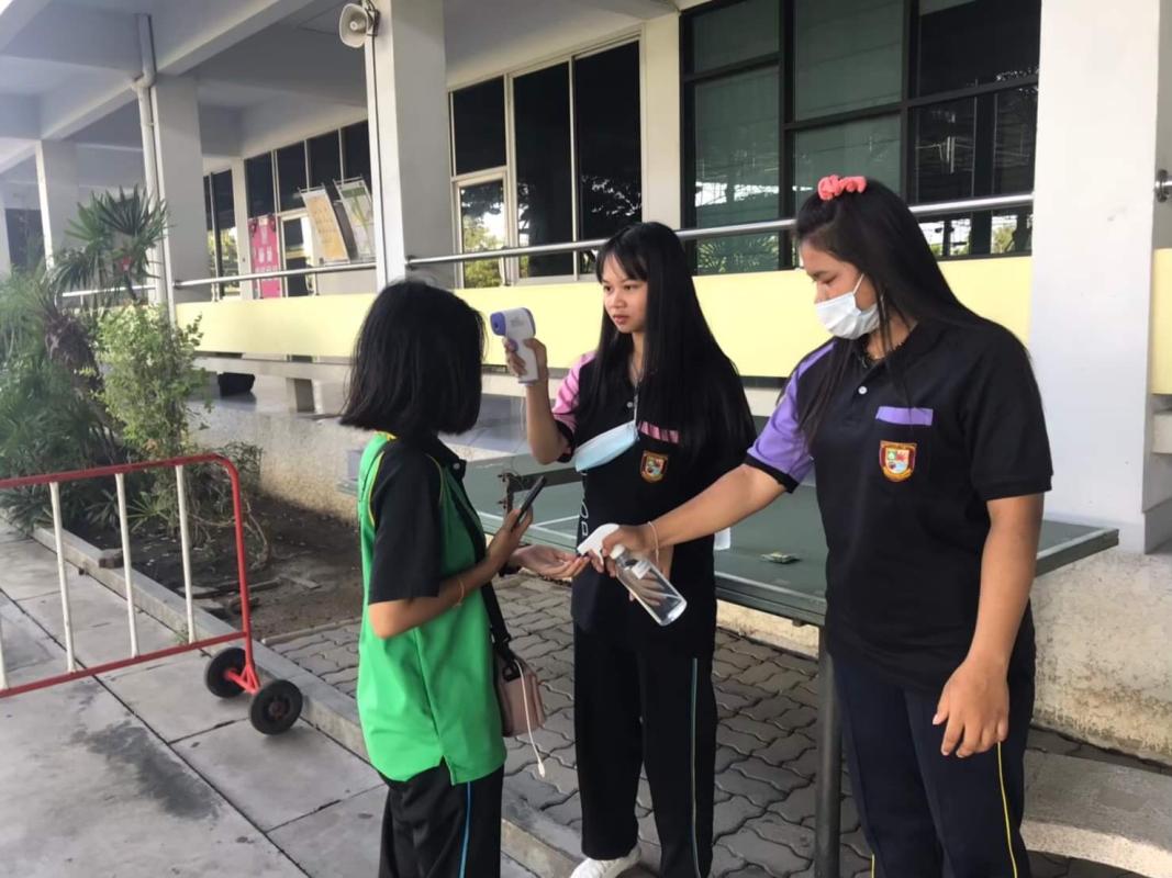 ตรวจวัดอุณหภูมิให้กับน้องๆ