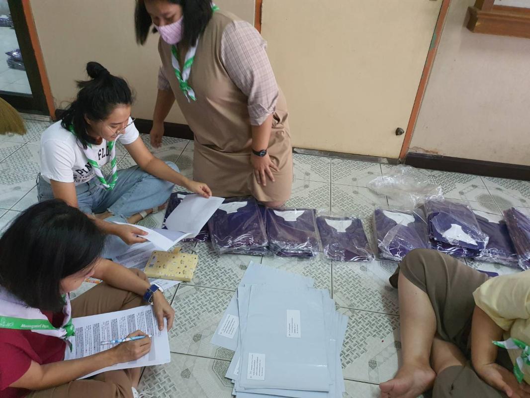 จิตอาสา แพ็คเสื้อจัดส่งไปรษณีย์ให้กับผู้ลงสมัครวิ่งเพื่อสันติภาพ