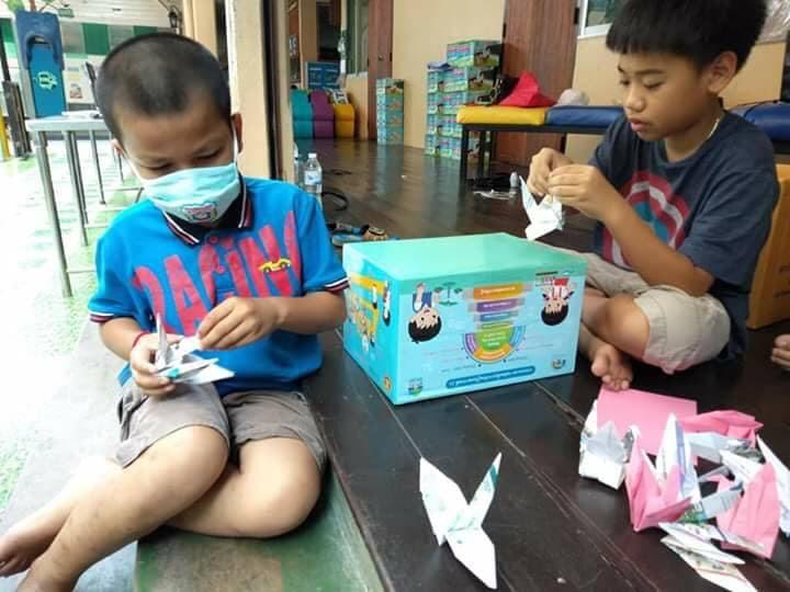 สอนนักเรียนพับนกกระดาษ