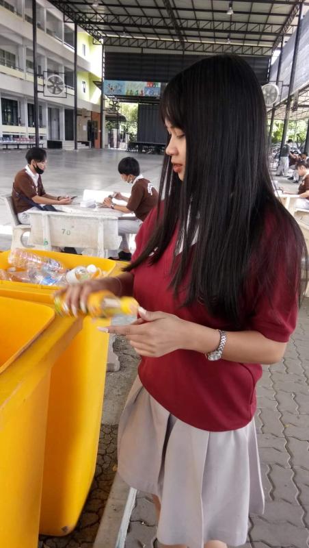 แยกขวดน้ำรีไซเคิลกับขยะ