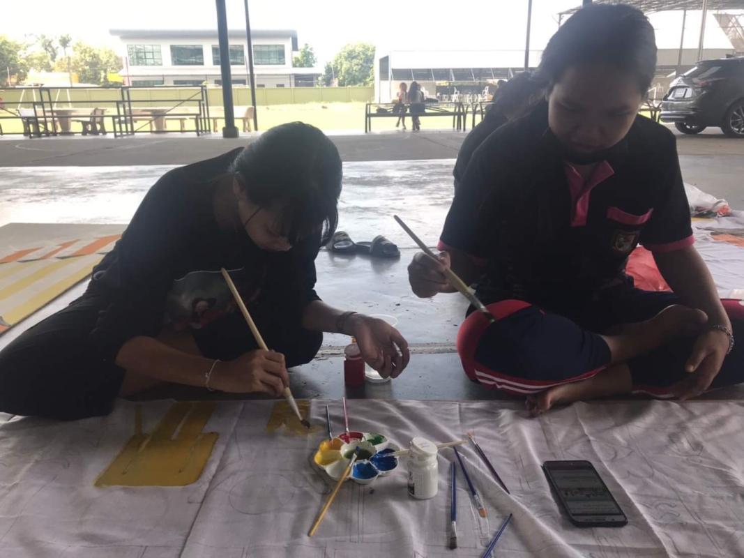 ระบายสีป้ายรณรงค์เศรษฐกิจพอเพียง