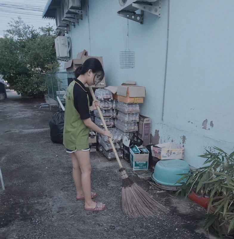 กวาดพื้นหลังบ้าน