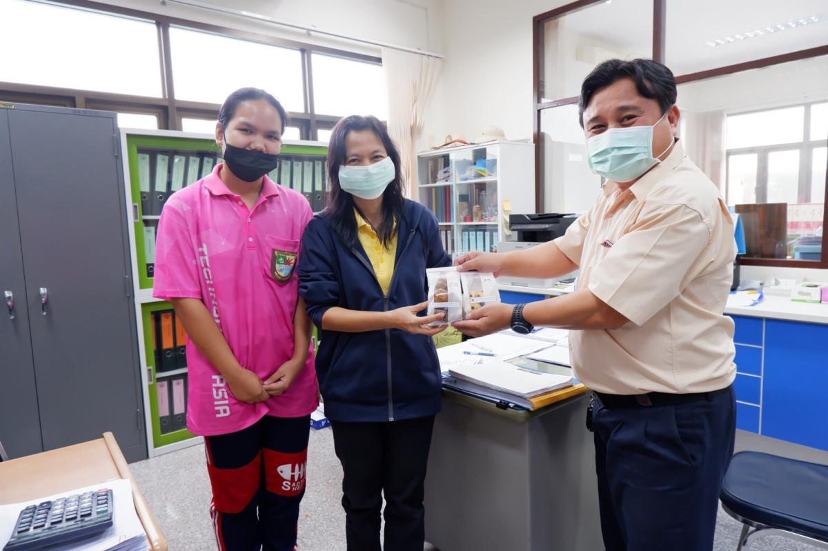 นิเทศนักศึกษาฝึกงาน และมอบของที่ระลึกให้กับหัวหน้างาน