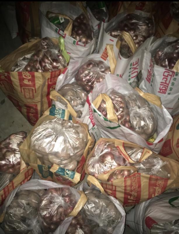 অসচ্ছল পরিবারদের জন্য সামান্ন কিছু ত্রাণ সামগ্রি